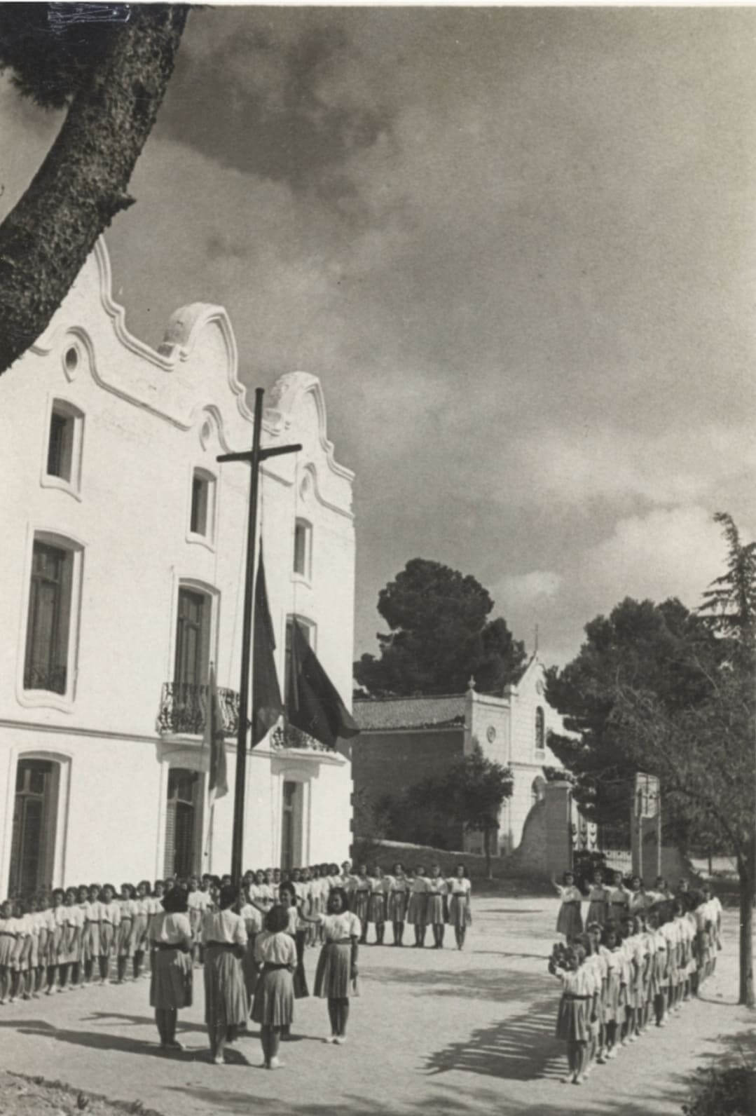L’Alberg 29 de septiembre de 1275 instal·lat al Xalet de Puig. Acte diari d’hissat de les banderes, octubre de 1942.
