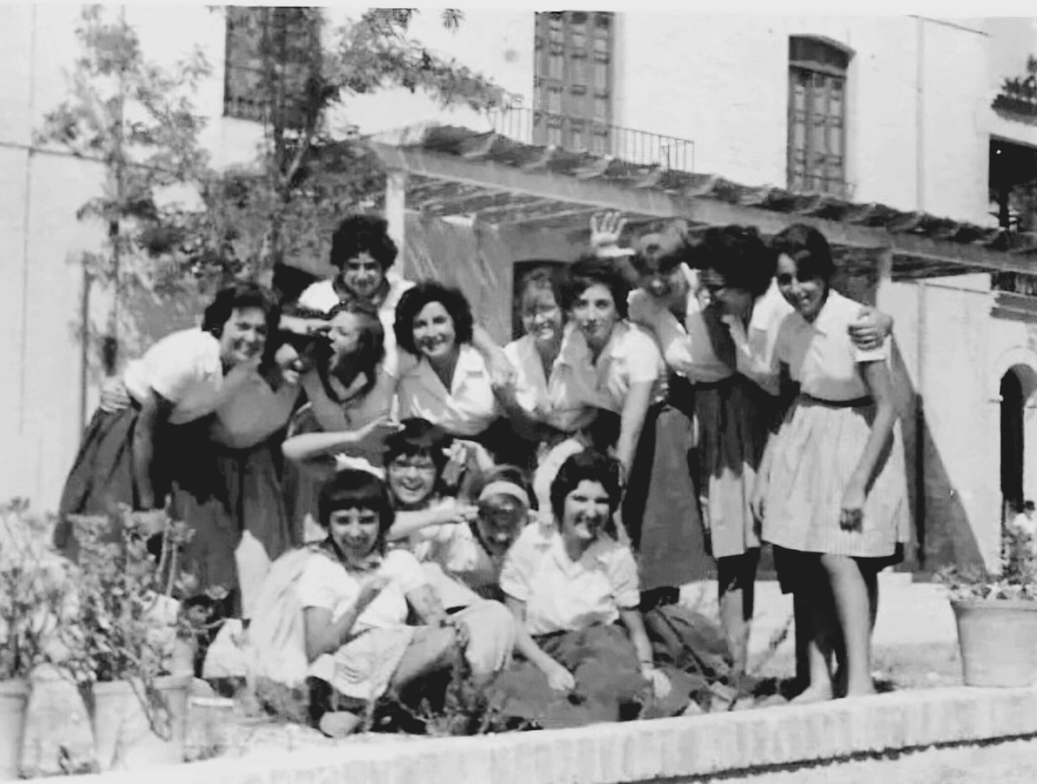 Grup de persones en una fotografia històrica de l'Alberg Perú a Ontinyent