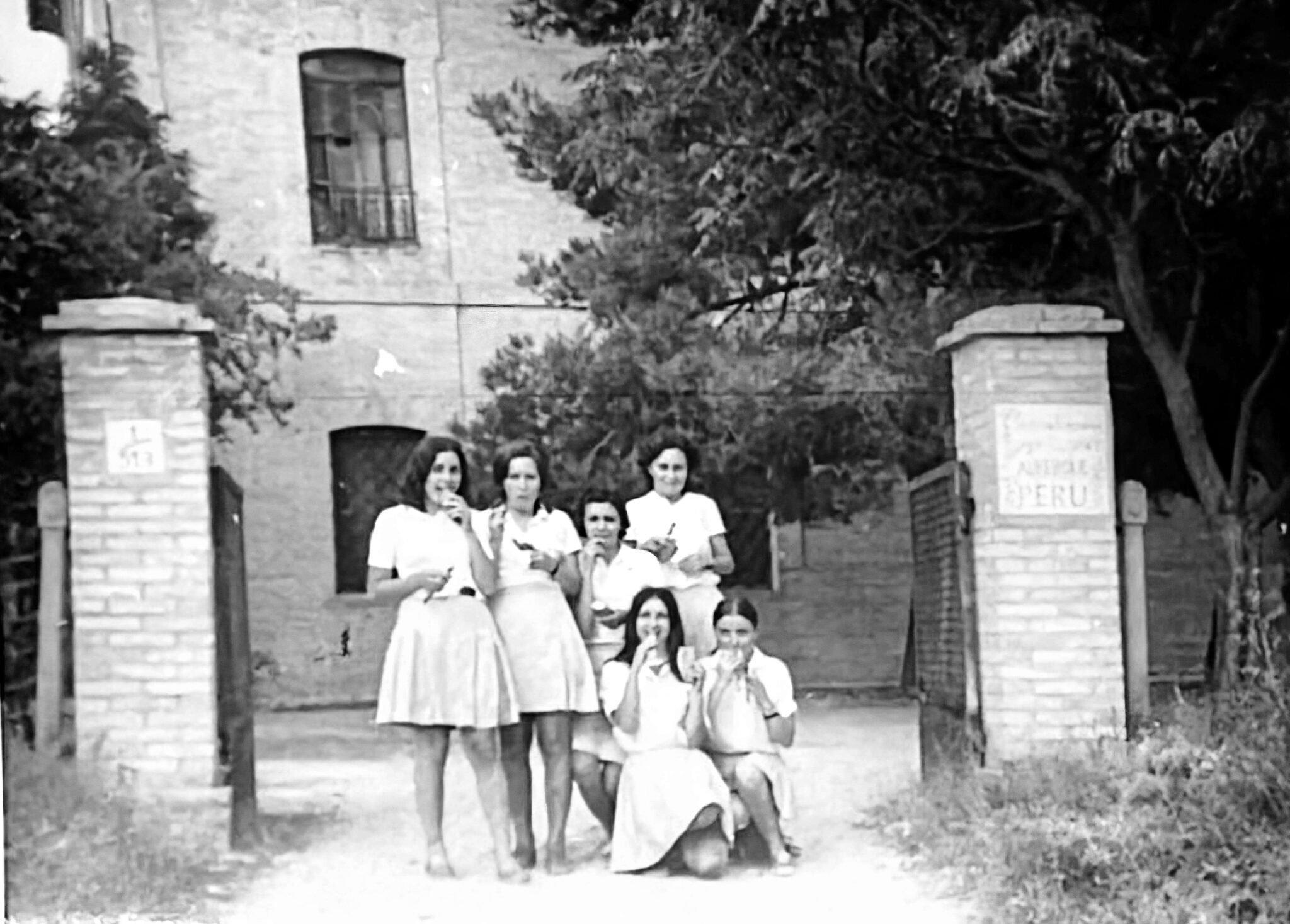 Grup de dones en una fotografia històrica de l'Alberg Perú a Ontinyent